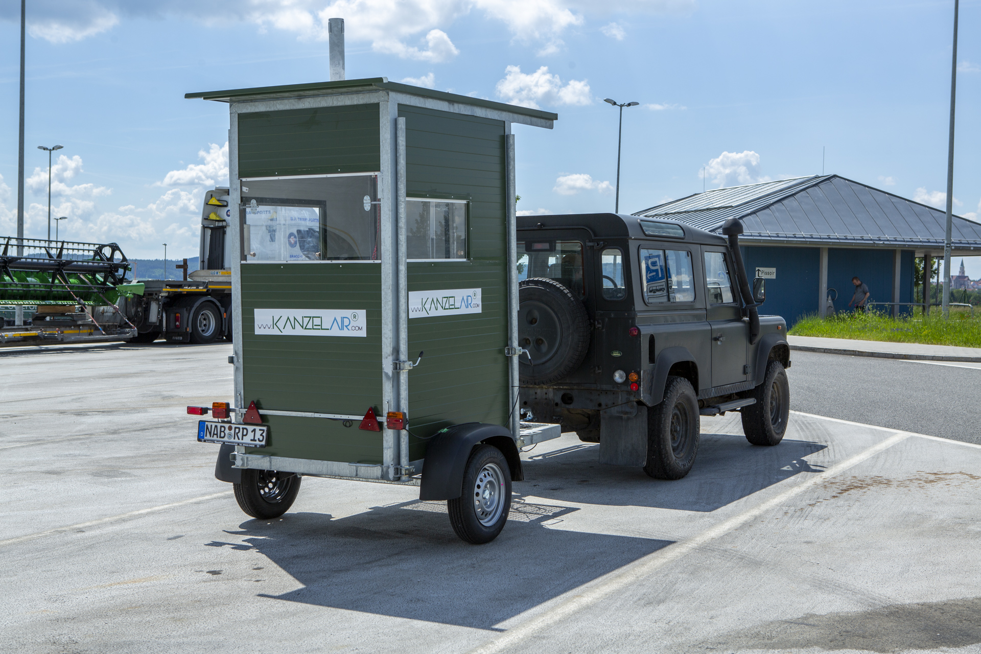 Mobile Ansitzkanzel Kanzelair in Landschaft